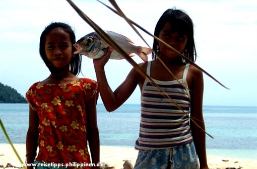 children selling fish on la janosa island